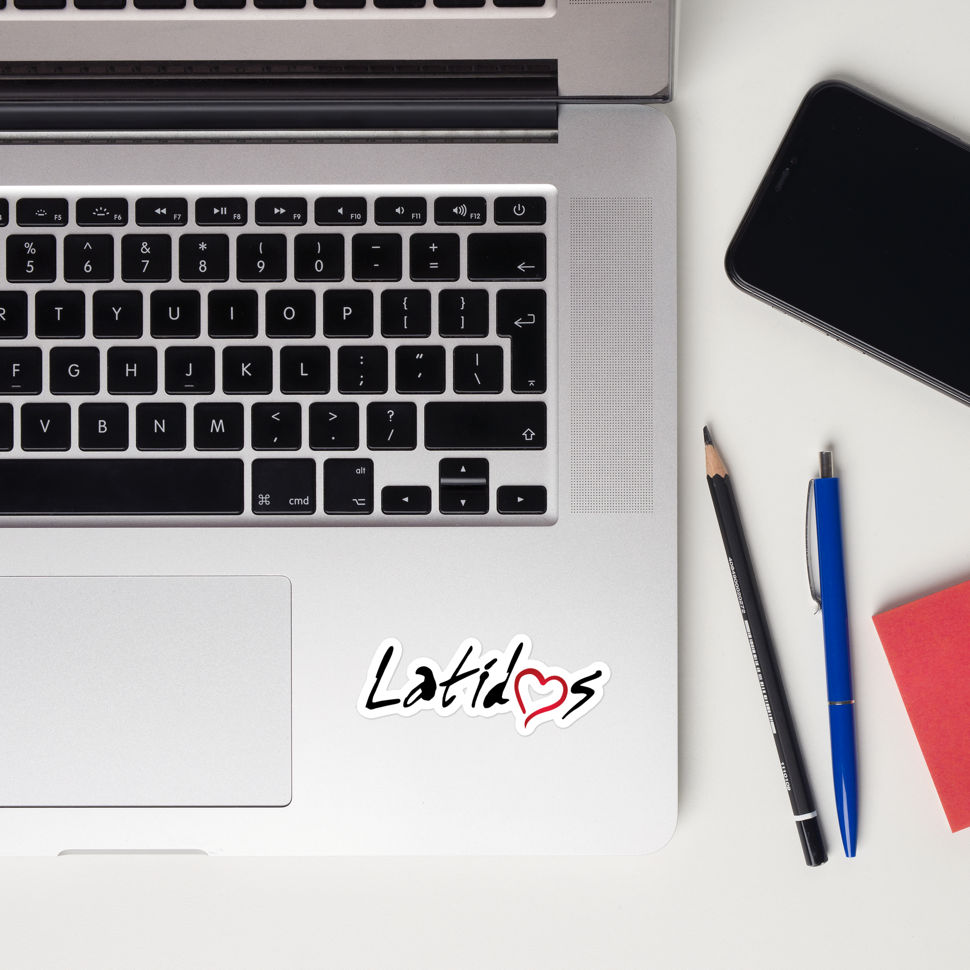 A laptop keyboard displaying a 'Latidós' sticker.